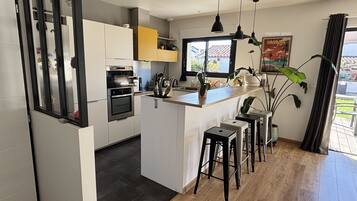 Réfrigérateur, micro-ondes, four, plaque de cuisson