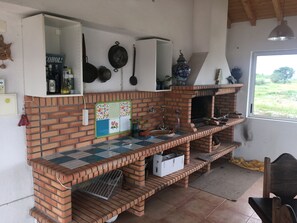 Réfrigérateur, batterie de cuisine, vaisselle et ustensiles, congélateur