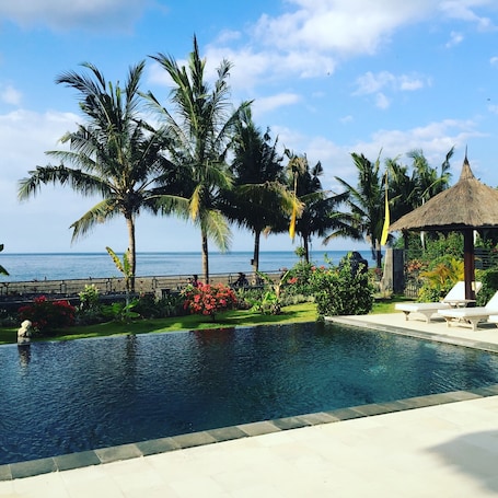 Pool. 4BR Tropical Villa right on the Beach