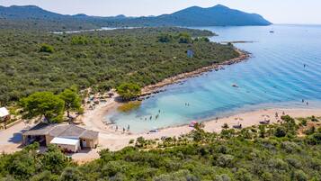 Na praia, espreguiçadeiras