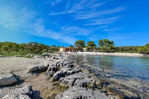 En la playa, sillas reclinables de playa