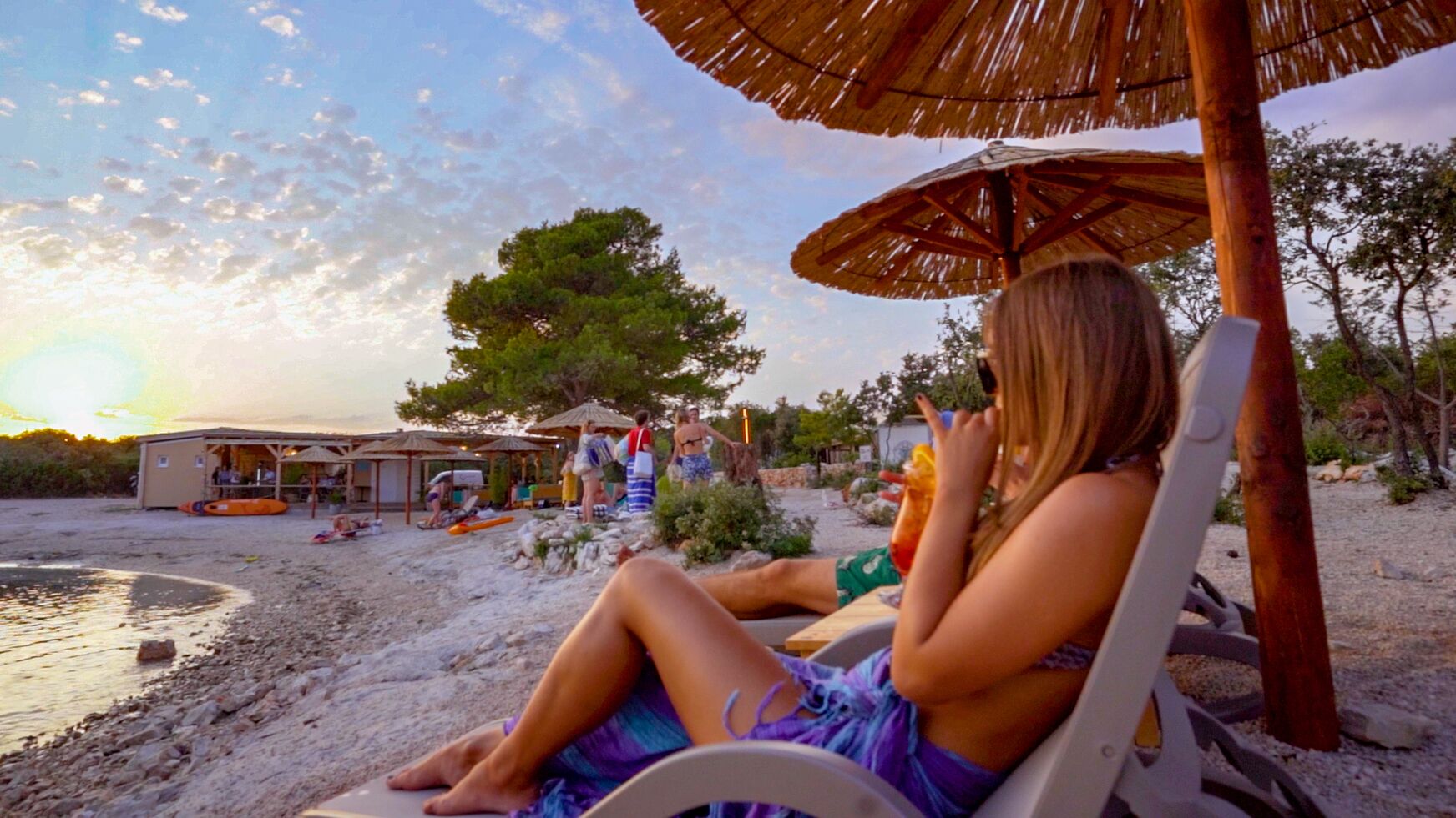 En la playa y camastros 