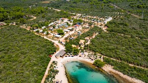 En la playa, sillas reclinables de playa