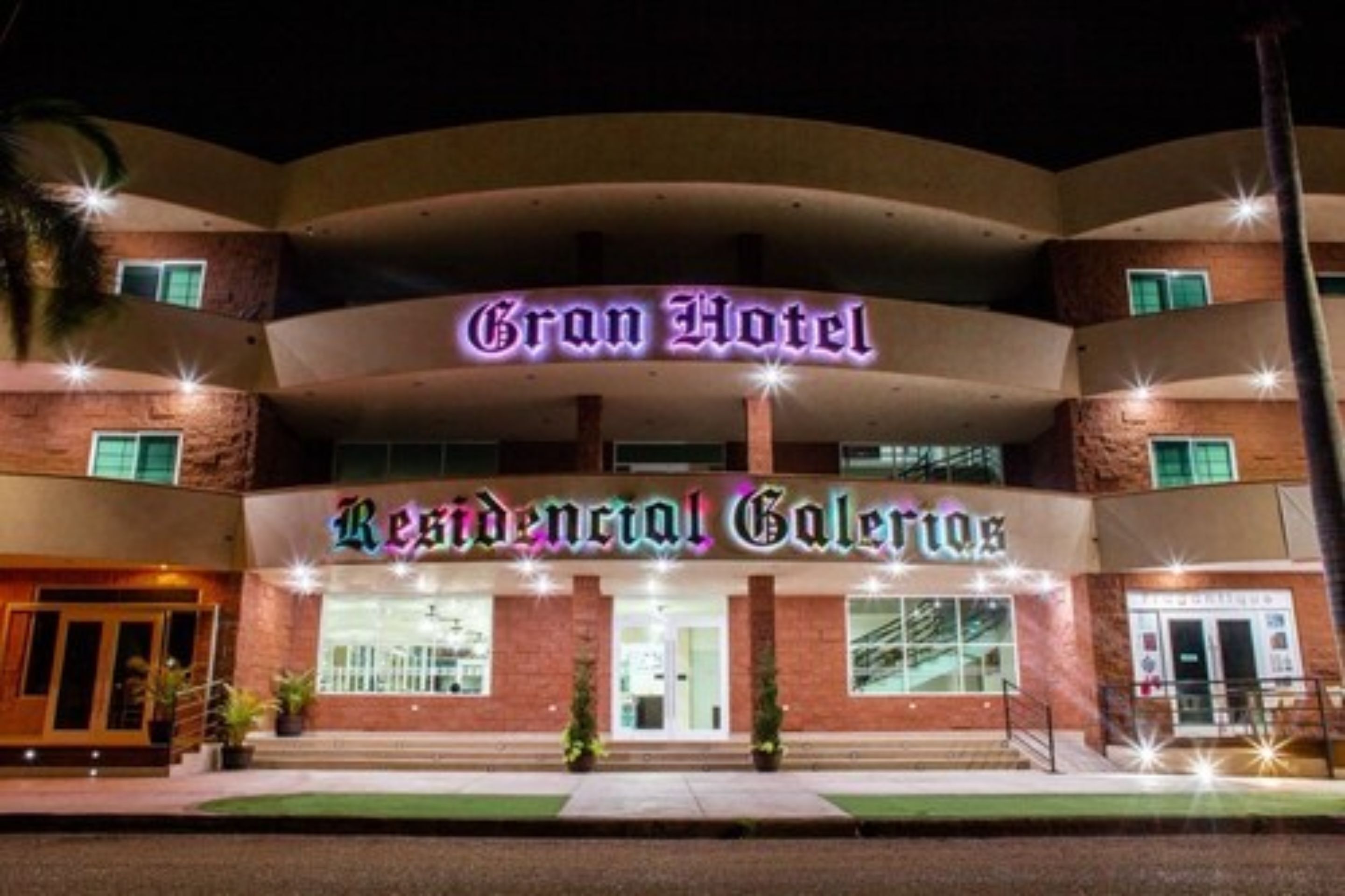 Vista frontal de la propiedad por la tarde o noche