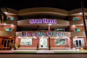 Bagian depan properti - sore/malam