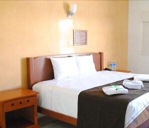 Deluxe Room, 1 King Bed, Non Smoking | Premium bedding, down duvets, individually decorated - Gran Hotel Residencial Galerias (Cajeme)