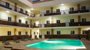 Outdoor pool, pool umbrellas, pool loungers - Gran Hotel Residencial Galerias (Cajeme)