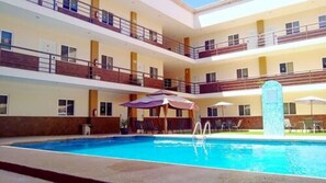 Kolam renang outdoor, dengan payung kolam renang dan kursi berjemur