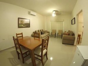 Suite Deluxe, 2 letti matrimoniali, non fumatori | Area soggiorno | TV a schermo piatto 32 pollici con canali via cavo