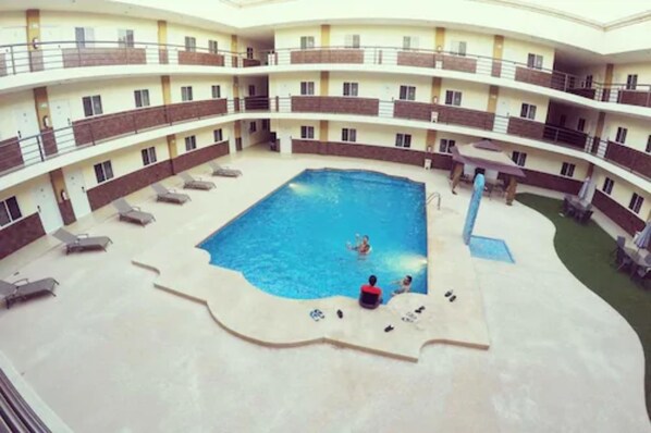 Kolam renang outdoor, dengan payung kolam renang dan kursi berjemur