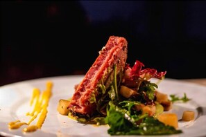 Melayani sarapan, makan siang, dan makan malam