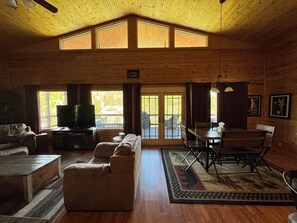 TV connectée, cheminée, jouets