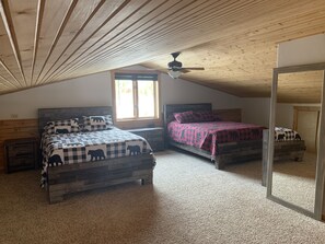 3 habitaciones, tabla de planchar con plancha y cuna de viaje 