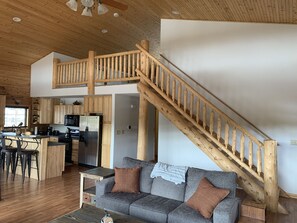 TV connectée, cheminée, jouets