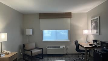 Quarto solteiro básico | Escrivaninha, espaço de trabalho para notebook, cortinas blackout