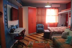 1 室のベッドルーム、デスク、アイロン / アイロン台、WiFi (無料)