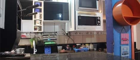 ثلاجة، ميكروويف، فرن، موقد طهي مسطح