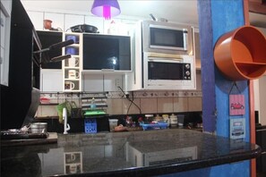 Geladeira, micro-ondas, fogão, cooktop