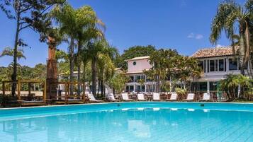 Piscina coperta, piscina all'aperto, lettini