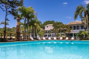 Indoor pool, outdoor pool, sun loungers - Selina Floripa (Florianópolis)