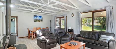 Una Smart TV, una chimenea, un reproductor de DVD