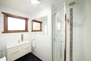 Bathtub, towels - "Bagara Cottage" hosted by Halls Gap Accommodation (Halls Gap)