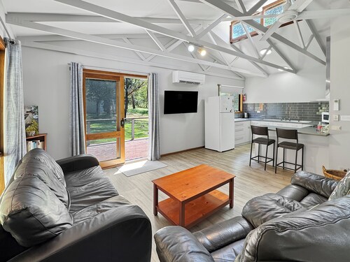 Bagara Cottage, Two bedroom cottage 1km from the town centre with a wood fire