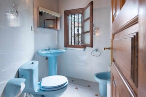 A bathroom with a toilet, sink, and bidet. - Holiday home Carmen (Llanes)