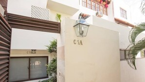 Un edificio con un cartel que dice 