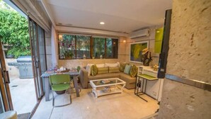 Una sala de estar moderna con un sofá, una mesa de centro y un comedor con una mesa y sillas.