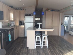 ثلاجة، ميكروويف، فرن، موقد طهي مسطح