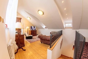 Flachbildfernseher, Kamin, Videospiele