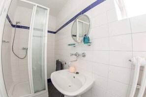 Secadora de cabello, toallas, shampoo, papel de baño 