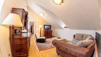 Flat-screen TV, fireplace, video games