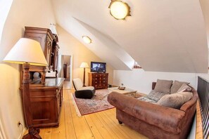 Flachbildfernseher, Kamin, Videospiele