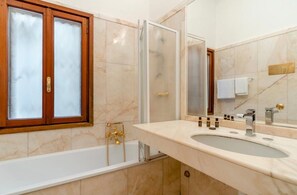 Hair dryer, towels, toilet paper - "LA FENICE" APARTMENT (Venezia)