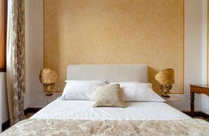 4 bedrooms, iron/ironing board, WiFi, bed sheets - "LA FENICE" APARTMENT (Venezia)