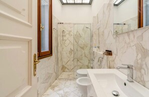 Hair dryer, towels, toilet paper - "LA FENICE" APARTMENT (Venezia)