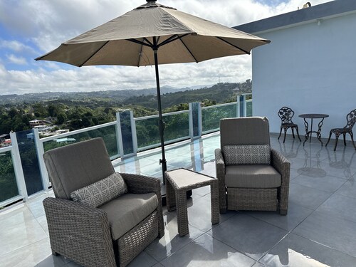 Beautiful & Relaxing Cottage House-2br/1.5 bath- with great mountain views.