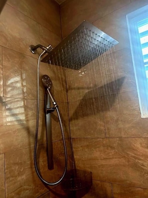 Handtücher, Seife, Shampoo, Toilettenpapier