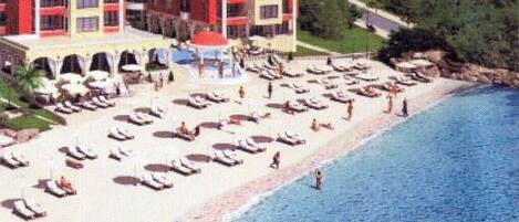 Praia particular, espreguiçadeiras, toalhas de praia