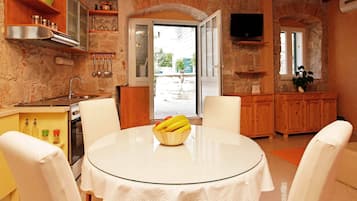 Frigorífico, microondas, placa de cocina y hervidor eléctrico
