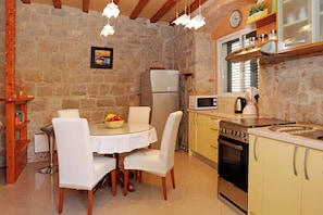 Réfrigérateur, micro-ondes, plaque de cuisson, bouilloire électrique