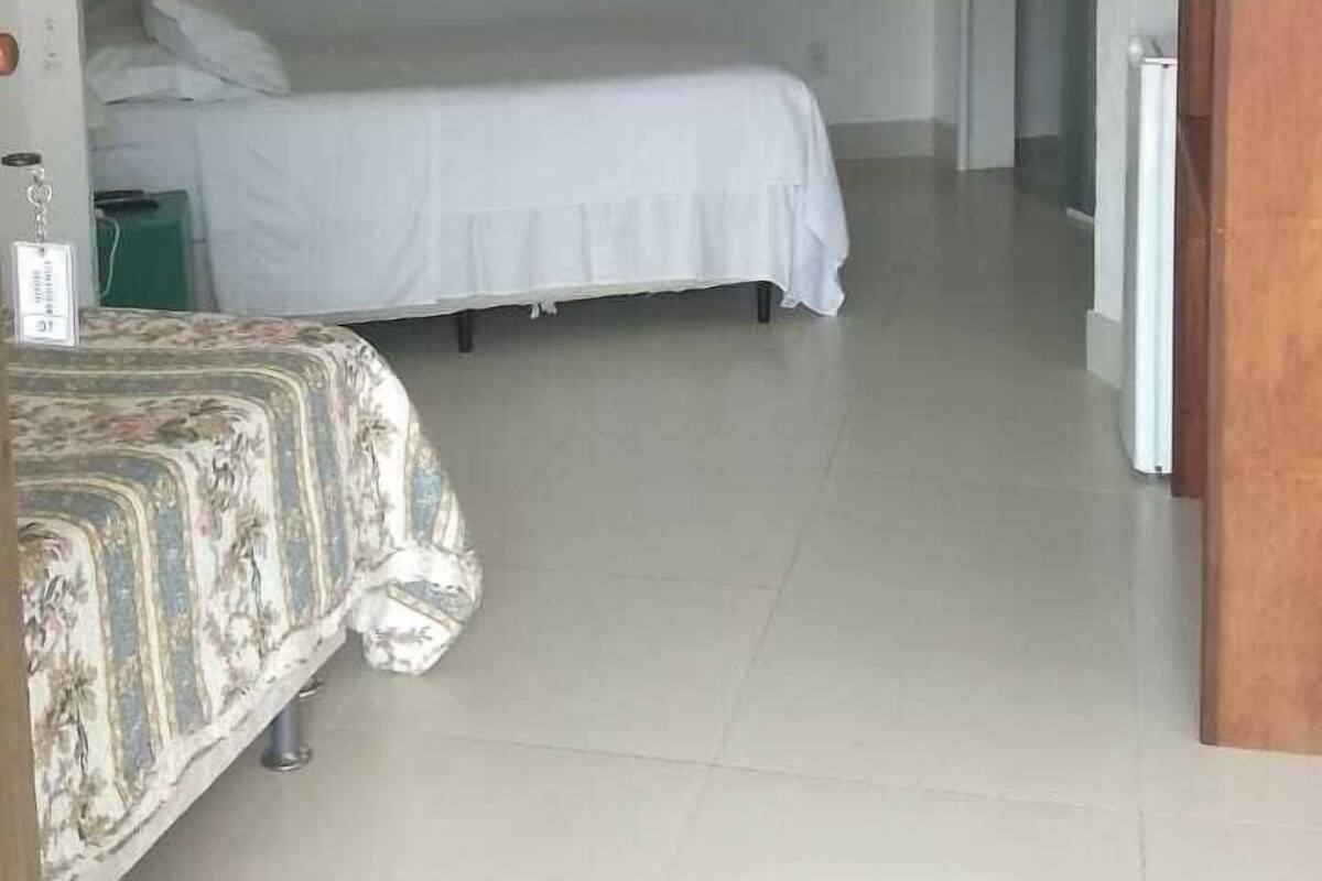 Minibar, cortinas blackout y ropa de cama