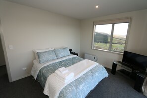 3 bedrooms, soundproofing, iron/ironing board, WiFi - Niagara Ridge Retreat Gateway to the Catlins (Niagara)