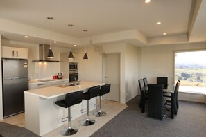 Fridge, microwave, oven, stovetop - Niagara Ridge Retreat Gateway to the Catlins (Niagara)