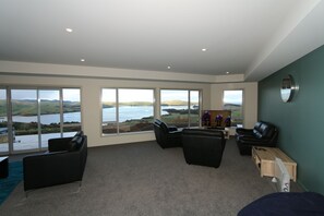 TV, fireplace, DVD player - Niagara Ridge Retreat Gateway to the Catlins (Niagara)