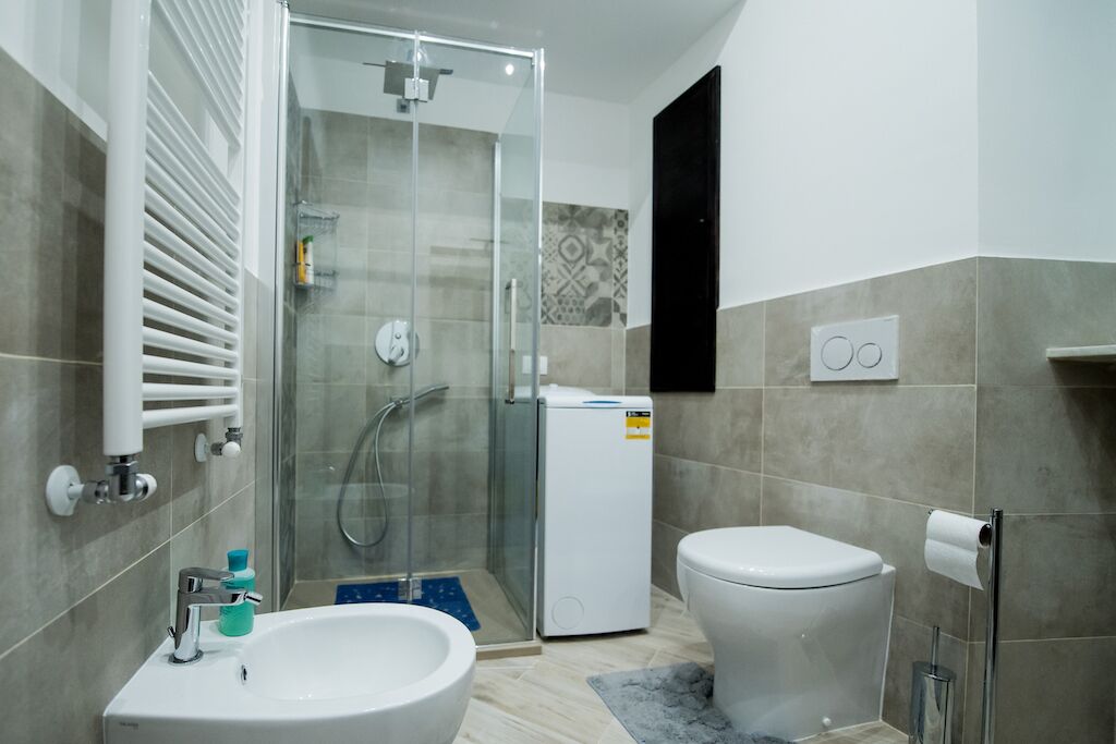 Dusche, kostenlose Toilettenartikel, Haartrockner, Bidet