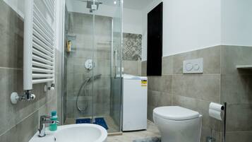 Dusche, kostenlose Toilettenartikel, Haartrockner, Bidet