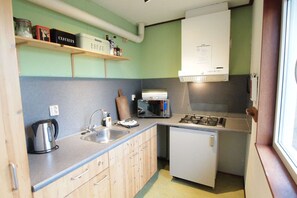 Refrigerador, microondas, placa de cocina, cafetera/tetera